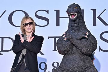 過労で倒れたYOSHIKI、映画初監督作品のイベントに登場　ゴジラと笑顔で“Xポーズ”