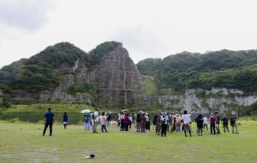 あの作品もここで…人気ロケ地、元名採石場跡を満喫　4年で撮影130件　鋸南町、51人招き初ツアー