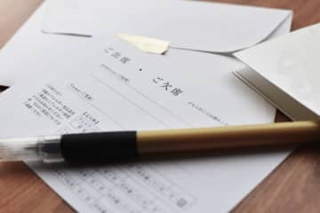 友人の結婚式に欠席の返事をしたら「友達なら普通来るでしょ！」と言われ音信不通になった女性