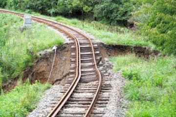 いすみ鉄道で土砂流出、線路が宙に浮く　西畑―上総中野間　復旧の見込み立たず　千葉