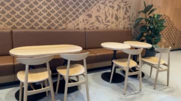 妻にソファ席を譲ると「別にこっちには座りたくない」と言われた男性　その理由は……