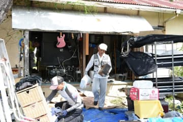 ボランティア本格始動　各地から続々集結　家財搬出、清掃に汗　台風13号大規模浸水被害の茂原