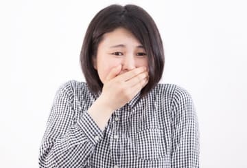 彼氏が原始人みたいでドン引き！ケーキのフィルムを舐め、お菓子の袋を歯で開けて……