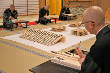 成田山新勝寺、早くも護摩札作り　正月準備始まる　僧侶8人、平穏続くよう願い込め