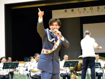 歌手・新浜レオンさん一日署長に　「サギ・さぎ・サンバ」で被害防止を呼び掛け　匝瑳署