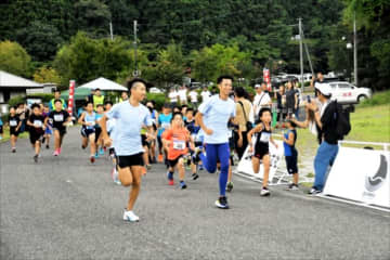 子どもたちと走る相沢選手（手前右）と遠藤選手