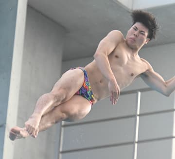 成年男子3メートル板飛び込み決勝　須山の6回目の演技＝鴨池公園プール