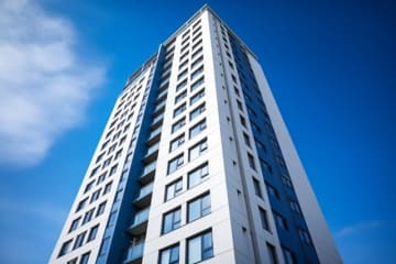憧れの新築タワマン購入するも、窓からの景色が「お墓ビュー」だった男性