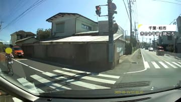 【独自】あわや正面衝突…高齢女性運転の自転車が車道の真ん中を逆走　
