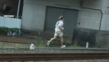住宅の屋根から線路内を逃走　JR中央快速も一時運転見合わせ　自称ニュージーランド国籍の男逮捕