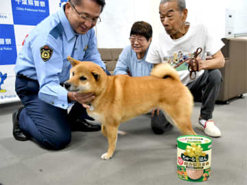 柴犬「むぎ」一役　高齢者の保護に　散歩中、お座りで飼い主に伝え　成田署　感謝状とドッグフード贈る