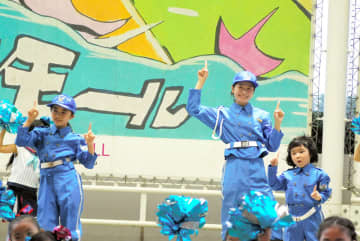 「交通ルール守ります」　人気子役が一日署長に　浅田芭路さん（10）　永尾柚乃さん（6）　千葉西署
