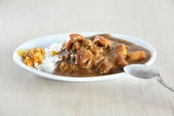 「ナポリタンに味がついていないからカレーライスに変更しなさいよ！」と言うクレーマーにカレーを見せつけた女性客