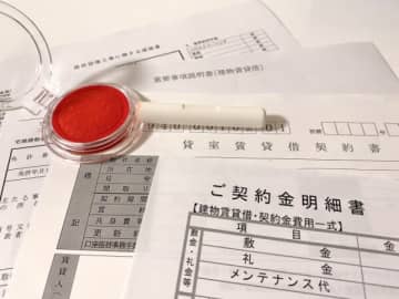 とんでもない物件に入居してしまった女性「ビー玉を置いてみると家の中心に向かって加速」