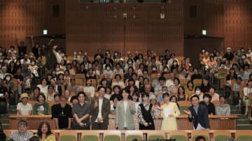 神木隆之介、浜辺美波らが高知県で行われた『らんまん』イベントにサプライズ登壇「心の中に花が咲くような作品になっていたらうれしい」