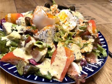 流山の居酒屋・肉バル「モンキーバー」は、蟹ボナーラとコブサラダがオススメ