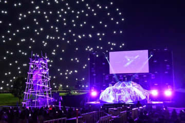 音楽や光で「100年後」創造　夜空彩る500台の”ドローン花火”　内房5市芸術祭開幕　千葉・市原