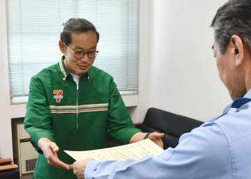 男性が通話しながら電子マネー購入しようと…　理由尋ね、詐欺被害防ぐ　コンビニ店長に感謝状　香取署