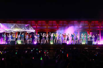 Juice=Juice&BEYOOOOONDS、月夜のもと平安神宮にて行われたライヴ・イベントに出演