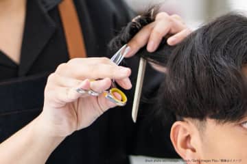 ヘアセットのプロが勧める「ドライヤー」の裏ワザ、構え方を変えるだけで仕上がりが…