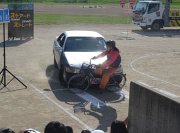 「危ない！」衝突の瞬間、生徒の目の前で　自転車と車の事故再現　千葉学芸高で交通安全教室　／東金