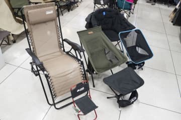 アウトドアチェアは日常でも活躍　小型モデルからソファタイプまで