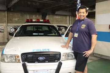 駅前の地下駐車場にNY市警のパトカー参上　人々あ然…生死さまよった車愛好家が完全復活