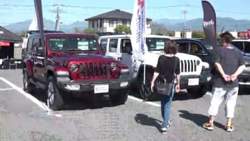        ディーラー認定輸入中古車ずらり 家族連れでにぎわう 山梨県      