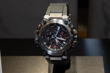 G-SHOCK MTG-B3000 ウレタンバンド採用でシルバー・ブラックのモノトーン