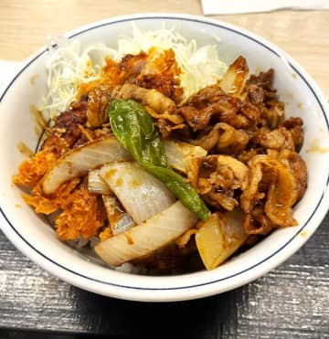 【実食】かつやの新作「牛バラ焼きとロースカツの合い盛り丼」の満足感がやばい　牛と豚の濃厚なハーモニー