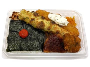 はみ出そうな竹輪の磯辺揚げなど色んなおかずを詰め合わせたのり弁! セブン‐イレブンが「海苔弁当」を発売～857kcal、税込594円