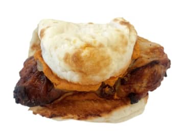 モチモチなナンでボリュームのあるバターチキンカレーを挟んだバーガー! セブン‐イレブンが「ナンバーガーバターチキンカレー」を本日18日(水)発売