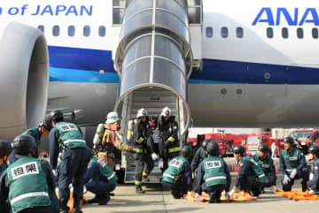 航空機の炎上事故を想定し訓練　780人参加、連携確認　新たに外国語対応実施　成田空港