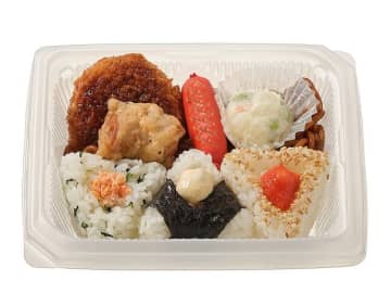 3種のおにぎりに赤ウインナーやコロッケ、ポテサラ、唐揚げなどがセットで税込432円! セブン‐イレブンが「3種おにぎりのお弁当」を発売