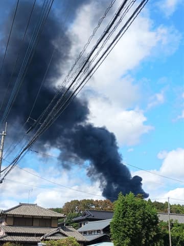 白井の廃材置き場で火災　建物に延焼、約5時間に鎮火　男性1人が軽傷
