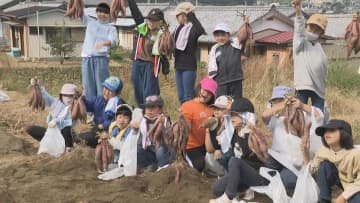         子どもたちが「いも堀り体験」　　三重・尾鷲市      