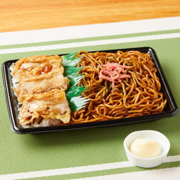 炭水化物×炭水化物の組み合わせ! 焼きそばとタレのかかった鶏唐揚げをのせた白飯のセットに小袋マヨネ付き! ファミリーマートが「鶏めし&焼そば弁当」を発売