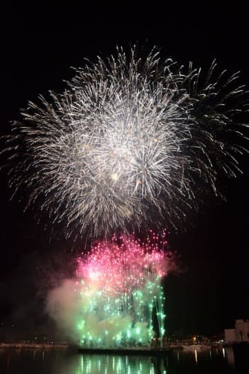 秋空に大輪　4年ぶり船橋の花火　4千発、市民まつりフィナーレ飾る