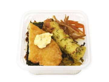 白身フライ、ちくわ磯辺天、辛子高菜炒め、金平ごぼうなどを盛り付けた税込み302円のミニサイズ海苔弁当! セブン‐イレブンが「一膳ごはん ミニのり弁当」を発売