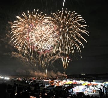 花火3000発魅了　栄リバーサイドフェス4年ぶり開催　3万人来場　特産品屋台やステージで盛り上げ