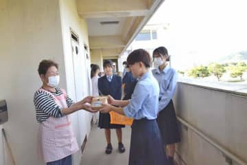 育てた新米で元気になって　旭農業高生　復興住宅に　被災者へ今年もお届け