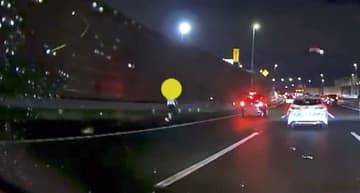 【危険】交通量が多い夕方の高速道路を猛ダッシュする男性　目撃した人「初めて見てビックリ。一言、ただ危険です」