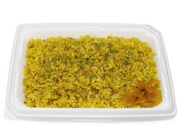スパイスが効いたドライカレーピラフがボリュームたっぷり400gで819kcal! セブン‐イレブンが「どーんと400gドライカレーピラフ」を発売