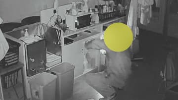 【独自】理容店に“スキンヘッド男”侵入…店内物色し2万円のバリカンなど盗む瞬間映像　「軒並みやられた」千葉で“連続窃盗”か