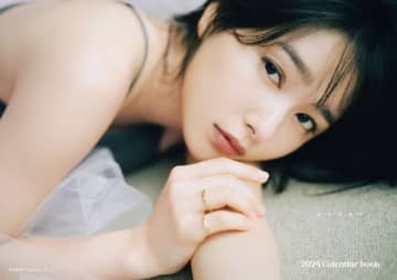 桜井日奈子が山梨県の湖や樹海で背中が大胆に露になったTシャツや、キャミソールワンピを着たまま飛び込んだ湖で綺麗な胸元を見せたり! 「桜井日奈子2024カレンダーブック」の表紙解禁