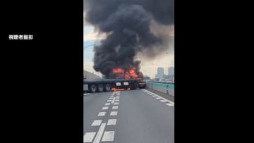 隣車線のトレーラー追突・炎上　「あと1秒遅かったら...」男性2人が搬送