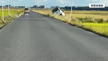 【ふらふら】一本道の農道を蛇行運転　標識にぶつかりそのまま田んぼの中に…撮影者「事故を起こすと思い車間距離をとった」