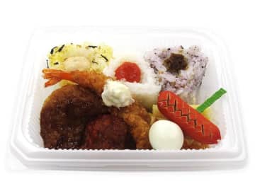 3種類のおむすびとエビフライ、赤ウインナー、うずらのゆで卵などのおかずがセットで税込453円! セブン‐イレブンが「おむすびランチ」を発売