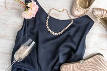 「結婚式に出席するための服・バッグ・靴・アクセサリーを貸してほしい」ところが一向に返さない元同僚に憤る女性