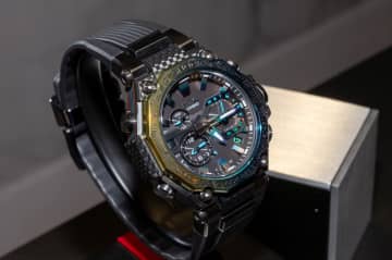 G-SHOCK MT-G、都市の夜をイメージしたレインボーIPの新作